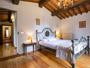 5 bedrooms, travel crib, free WiFi