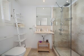 Dusche, Haartrockner, Handtücher, Toilettenpapier