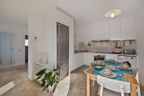 Frigorifero, microonde, forno, piano cottura