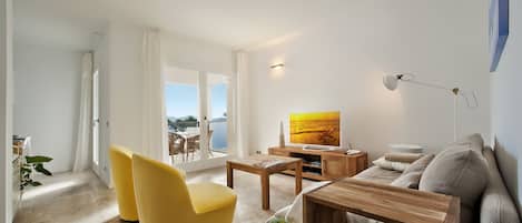 TV connectée, lecteur de DVD, livres, chaîne hi-fi