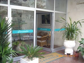 Exterior detail - Pitangueiras Beach - 50 Meters from the Sea - Beachfront - Beach Service - 3 Suites - Wi-Fi (Guarujá)