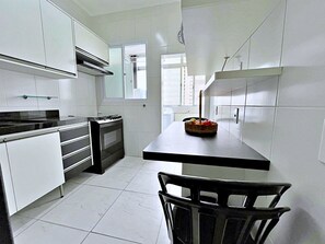 Geladeira, micro-ondas, fogão, cooktop