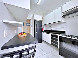 Geladeira, micro-ondas, fogão, cooktop