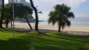 En la playa, sillas reclinables de playa