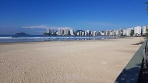 En la playa y camastros 