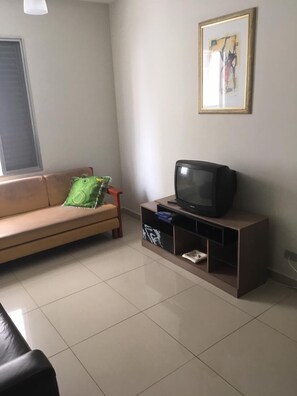 Télévision, table de tennis de table