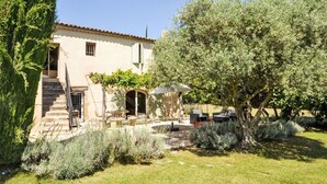 A two-story building with a garden, outdoor seating, and a pergola. - Wonderful private villa for 9 guests with private pool, WIFI, TV and terrace (Cucuron)