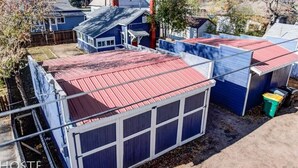 A residential area with multiple houses, some with red roofs and others with blue roofs. - Downtown Cottage with Netflix TV near Old Colorado (Colorado Springs)