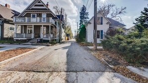 A residential street with houses, a driveway, and a sidewalk. - Downtown Cottage with Netflix TV near Old Colorado (Colorado Springs)