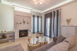 Una Smart TV, una chimenea, libros, un reproductor estéreo