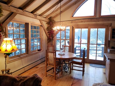 Beautiful Honeymoon Cottage close to Manchester Vermont. {Manchester Center}