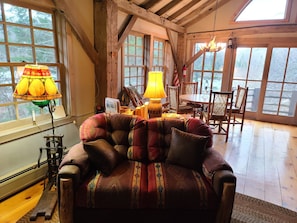 Televisie, een open haard, boeken en een stereo