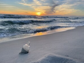 Vlak bij het strand, ligstoelen aan het strand