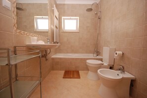 Duschwanne, Haartrockner, Bidet, Handtücher