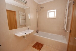 Combined shower/bathtub, hair dryer, bidet, towels - Luxury 4 Bedroom Villa with private pool, only 10mins walk to Town Centre (Tavira)