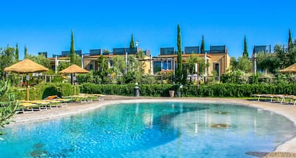 Wonderful private villa for 4 people with pool, WIFI, A/C, hot tub, TV, patio and pets allowed