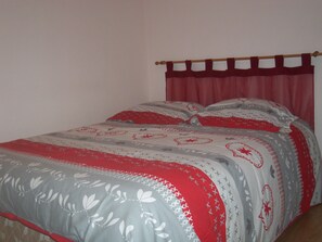 2 slaapkamers, een strijkplank/strijkijzer, wifi, beddengoed