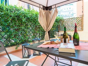 Outdoor dining - Nice apartment for 4 guests with A/C, WIFI, TV, terrace and pets allowed (Rome)