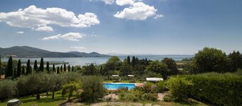 Beautiful  villa for 4 guests with private pool, hot tub, A/C, WIFI, TV and patio