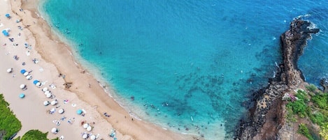 Beach nearby, sun-loungers, beach towels