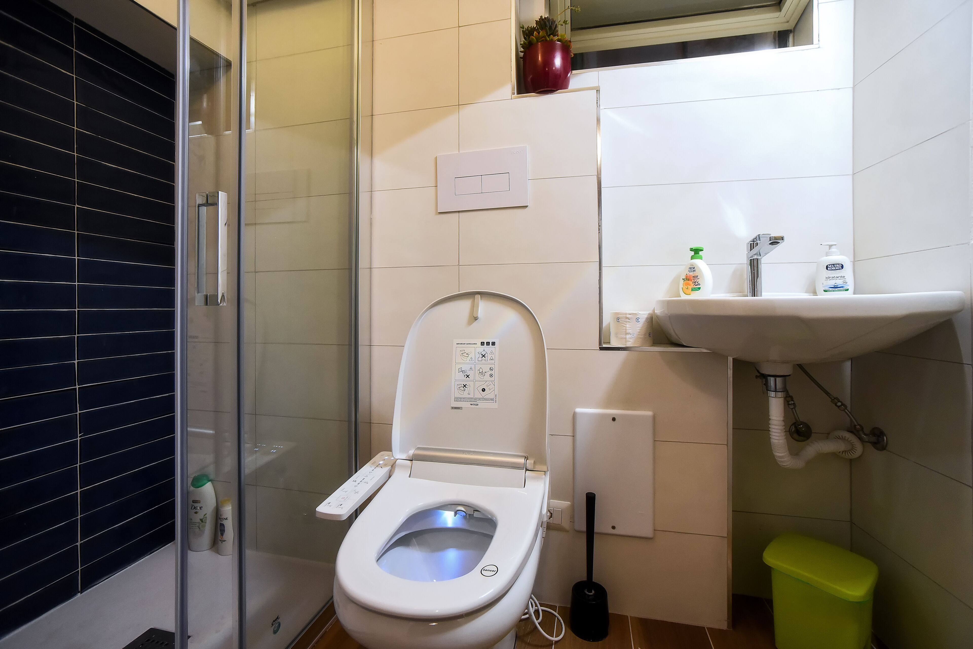Douche, sèche-cheveux, bidet, serviettes fournies