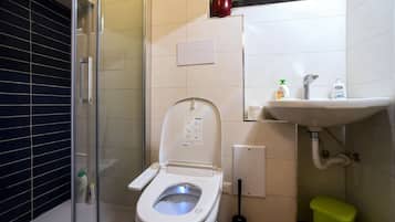 Douche, sĂšche-cheveux, bidet, serviettes fournies