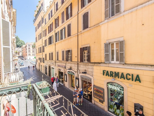 A street view with a pharmacy named 'FARMACIA' on the right.