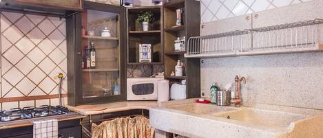 Lavastoviglie, freezer, tavolo da pranzo