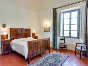 7 habitaciones, tabla de planchar con plancha y cuna de viaje