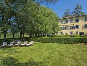 Property grounds - Wonderful private villa for 16 guests with WIFI, private pool and TV (Serravalle Pistoiese)