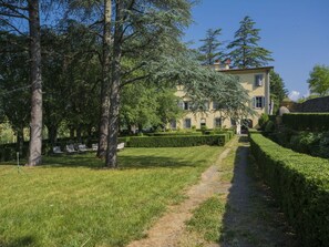 Property grounds - Wonderful private villa for 16 guests with WIFI, private pool and TV (Serravalle Pistoiese)