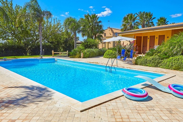 L'Eau, Plante, Ciel, Bâtiment, Nuage, Piscine, Bleu Azur, Arbre, Ombre, Architecture