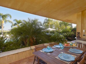 Outdoor dining - Wonderful private villa with A/C, WIFI, private pool, TV, terrace, pets allowed and panoramic view (Castelvetrano)