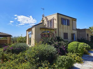 Exterior - Wonderful private villa with A/C, WIFI, private pool, TV, terrace, pets allowed and panoramic view (Castelvetrano)