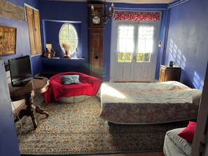 5 bedrooms, desk, iron/ironing board, free WiFi
