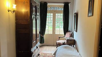 5 quartos, escrivaninha, ferros/tåbuas de passar roupa, berço de viagem
