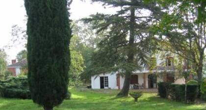 Maison de campagne de 300M2,avec grand lac et parc pour 12 a 14 personnes