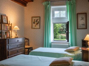 4 slaapkamers, een strijkplank/strijkijzer, reisbedje, gratis wifi