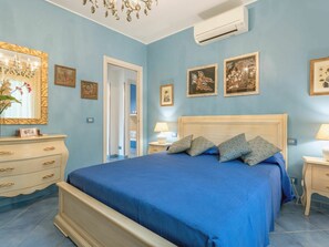 3 quartos, ferros/tábuas de passar roupa, berço de viagem