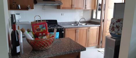 ثلاجة، ميكروويف، موقد طهي مسطح، ماكينة لصنع القهوة/الشاي