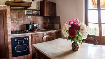 Forno, lavastoviglie, tavolo da pranzo