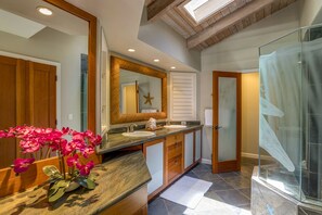 Combinació de dutxa i banyera, assecador de cabells, bidet i tovalloles