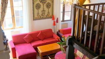 Smart-TV, Kamin, DVD-Player, Bücher