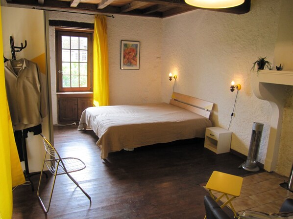 4 bedrooms, iron/ironing board, free WiFi