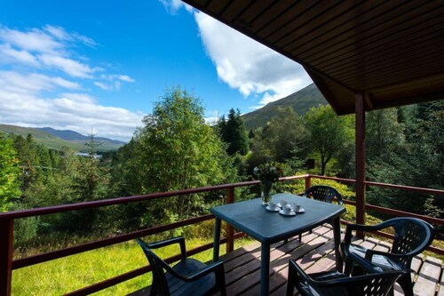 Beautiful 4 star 2 bedroom chalet with stunning loch and mountain views