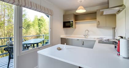 Hermoso chalet de 4 estrellas y 2 dormitorios con impresionantes vistas al lago y a la montaña