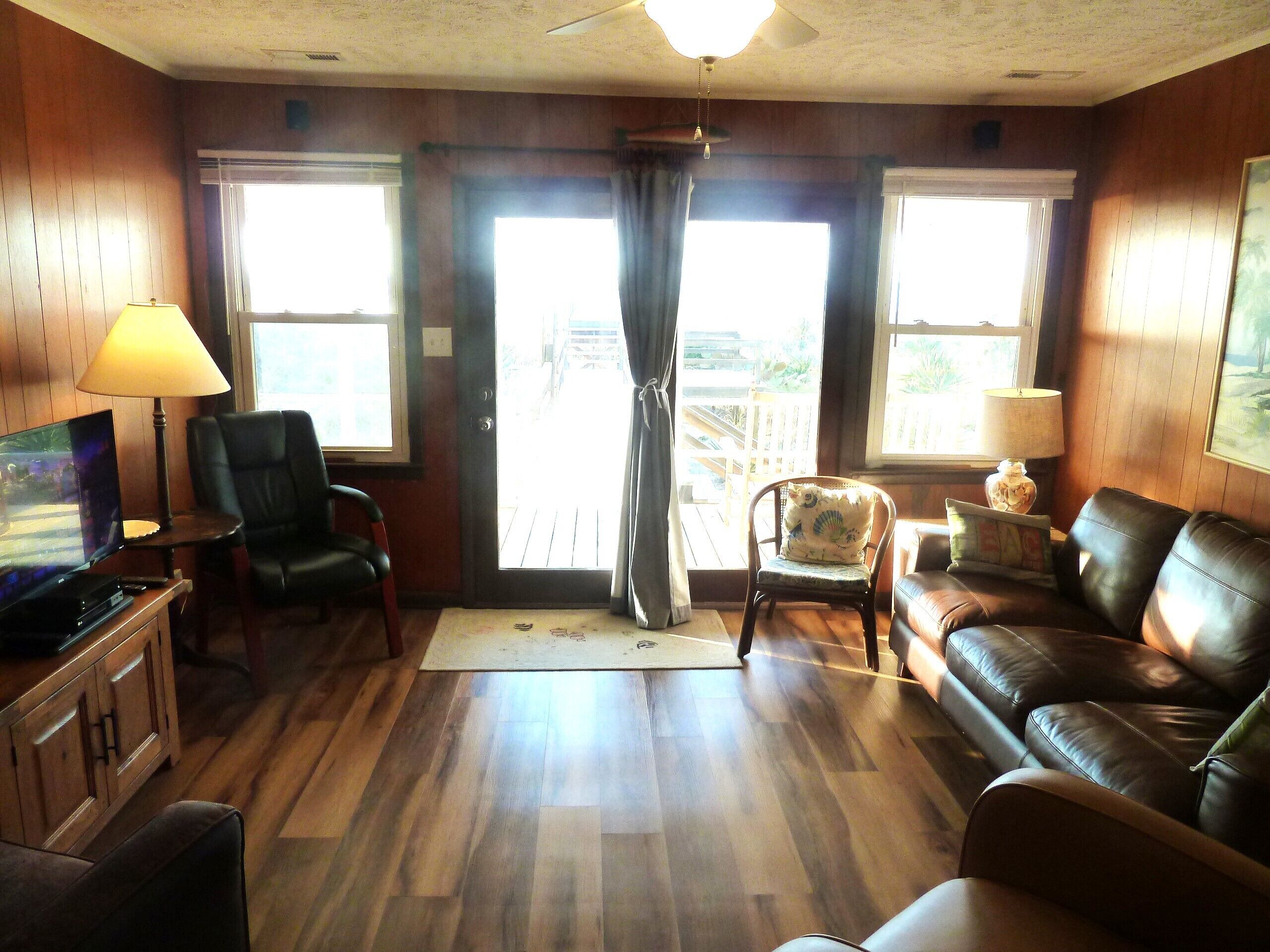 Télévision, lecteur de DVD, livres, chaîne hi-fi