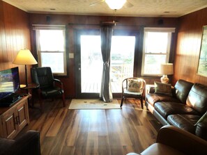 TV, DVD-spiller, bøker og stereoanlegg