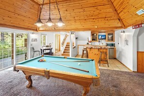 Games room - 8 Bedrooms + Master Suite w/ Lake Views! Large Game Room! Movie Theater! HOT TUB! Gourmet Kitchen! Pet Friendly 🐾! Walking Distance to Big Bear Village - Restaurants - Shopping & Entertainment! (Big Bear Lake)