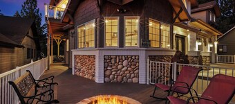 8 Bedrooms + Master Suite w/ Lake Views! Large Game Room! Movie Theater! HOT TUB! Gourmet Kitchen! Pet Friendly 🐾! Walking Distance to Big Bear Village - Restaurants - Shopping & Entertainment!